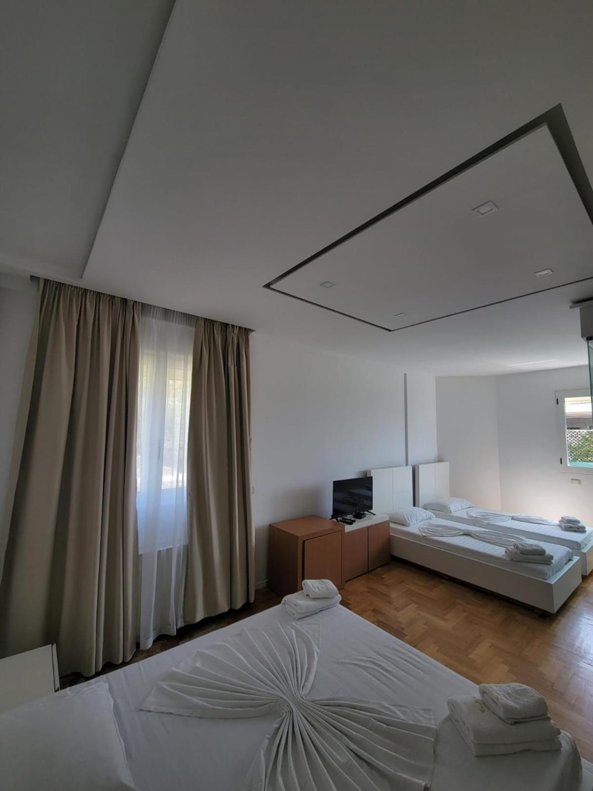 Thea Hotel Vlorë Екстериор снимка