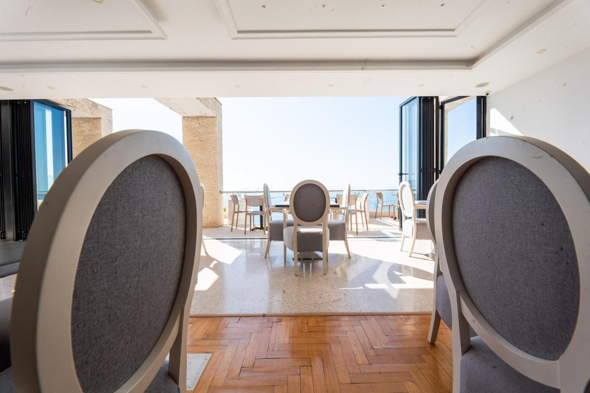 Thea Hotel Vlorë Екстериор снимка
